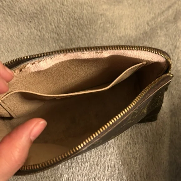 Louis Vuitton Cosmetic Case - Picture 7 of 9